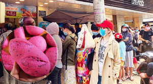 Dân TP.HCM xếp hàng dài cả trăm mét, chờ mua bằng được bánh mì thanh long